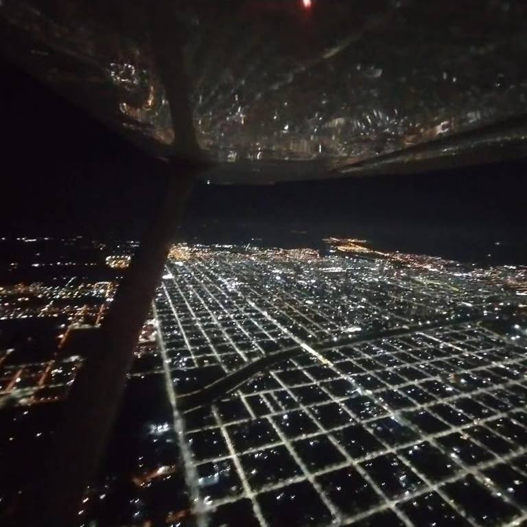 Viví la experiencia del vuelo nocturno en un paseo sobre la ciudad